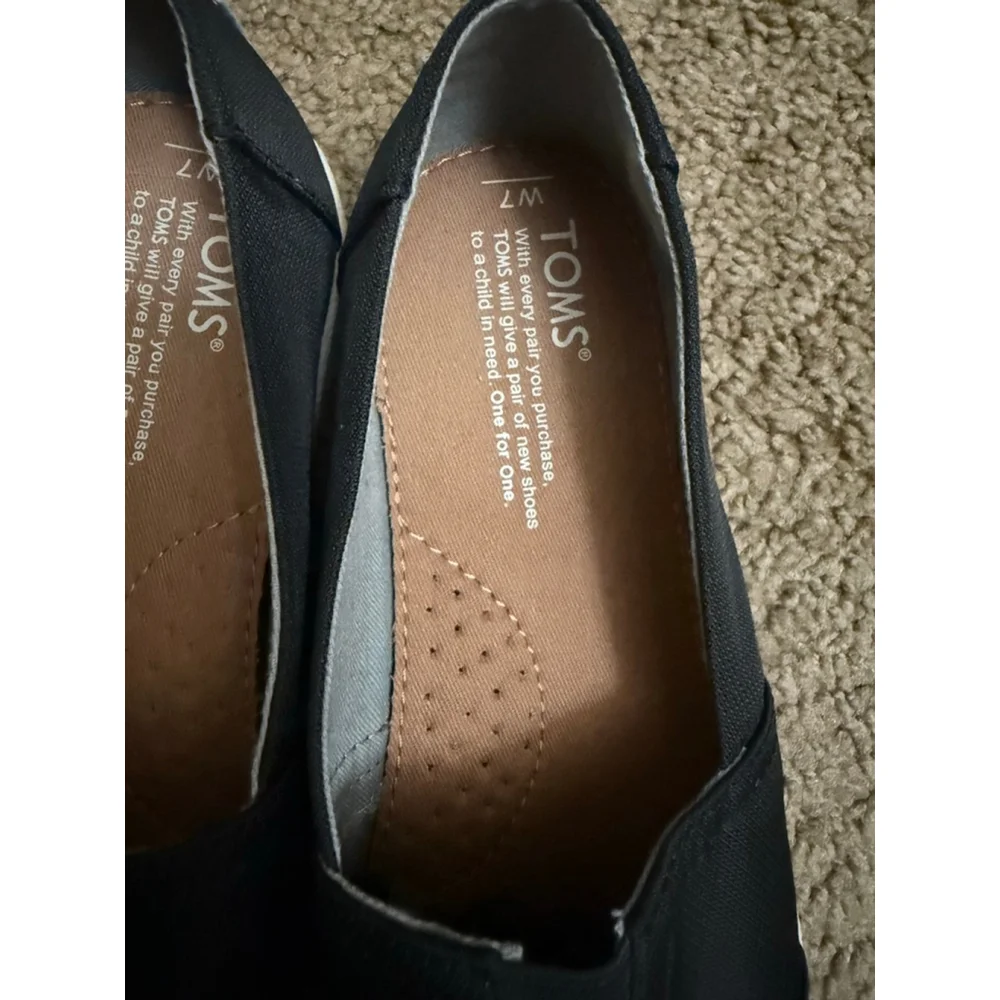 Women's TOMS Black & White Slip-On Flats US 7